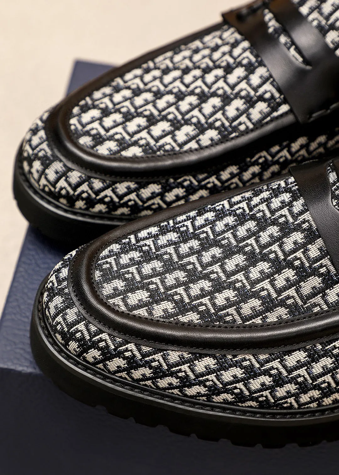 Men's shoes 💰460 💐 Product trademark: Dior "Dior" casual leather shoes Regular size: 39-44 (38.45🉑️customized) Product materials: Selected original fabric uppers imported from Italy, imported water-dyed 🐂 cowhide lining. Strong three-dimensional visual effect, foam outsole Color: 1⃣️color optional